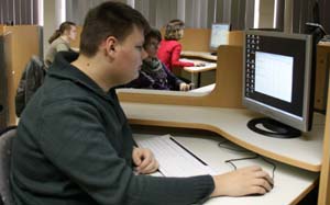 Info Schüler verrichten Computerarbeiten